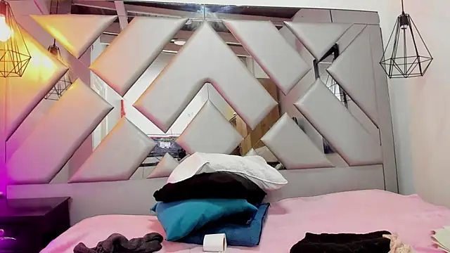 Lorenn Hill online show from October 2, 2025, 5:20 pm