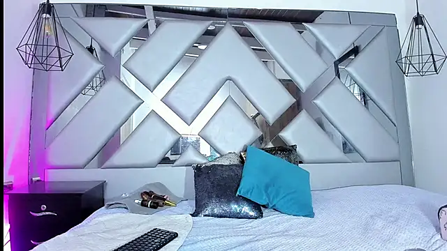 Lorenn Hill online show from November 28, 2025, 12:52 pm