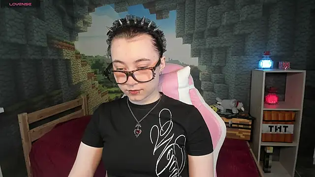 ClaraParks online show from May 4, 2026, 7:54 pm