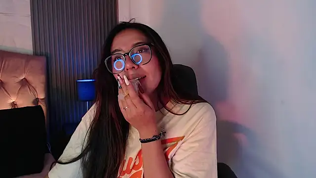 Snapshot of Bonnali_lune chatting on November 1, 2025, 10:01 pm Bonnali lune online show from November 1, 2025, 10:01 pm