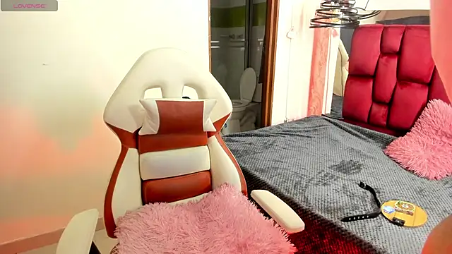 Snapshot of Sheilly_brown chatting on October 15, 2025, 6:52 pm Sheilly brown online show from October 15, 2025, 6:52 pm