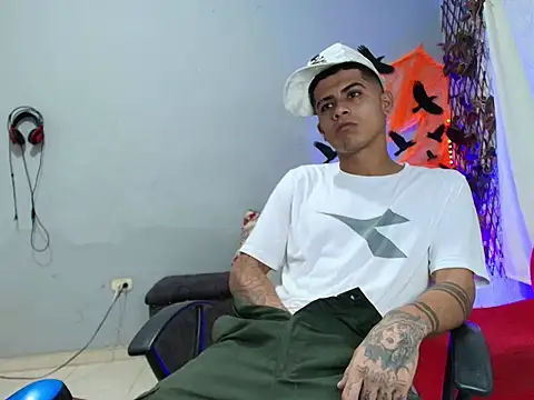 Snapshot of sweet_Brunettes01 chatting on October 17, 2025, 10:56 pm sweet Brunettes01 online show from October 17, 2025, 10:56 pm