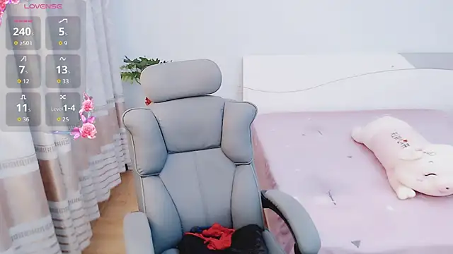 yaoyao-baby520 online show from November 23, 2025, 2:06 pm