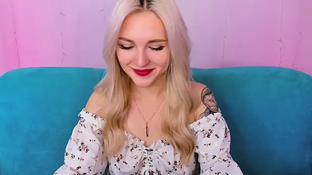 Snapshot of LisaFoxyMe chatting on October 5, 2025, 8:12 am LisaFoxyMe online show from October 5, 2025, 8:12 am