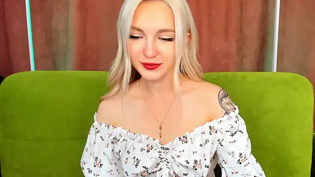 Snapshot of LisaFoxyMe chatting on October 8, 2025, 8:23 am LisaFoxyMe online show from October 8, 2025, 8:23 am