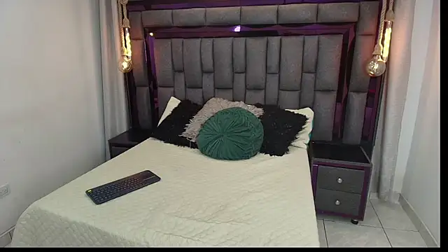 AdelineFiore online show from October 8, 2025, 11:41 am