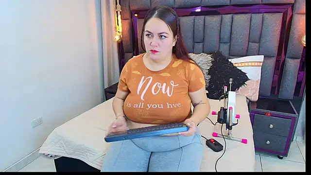 AdelineFiore online show from October 16, 2025, 11:33 am