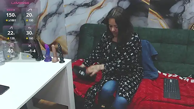  Alicehills33 online show from October 9, 2025, 10:46 am