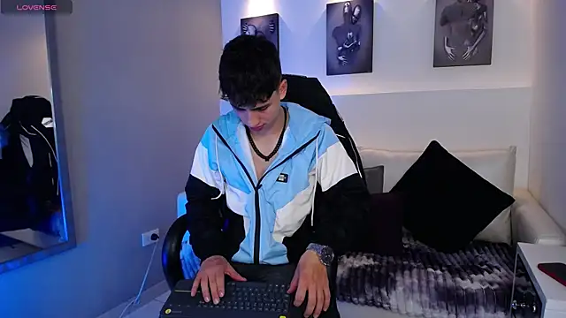 Snapshot of AdrianRinaldi chatting on September 23, 2025, 8:12 pm AdrianRinaldi online show from September 23, 2025, 8:12 pm
