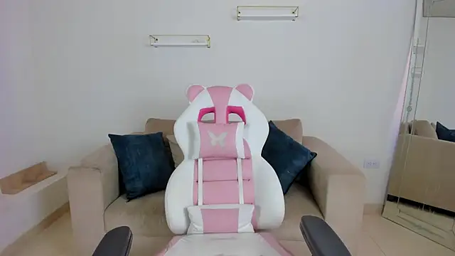 april smiith online show from November 8, 2025, 12:16 pm