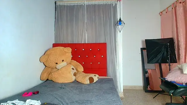 Snapshot of naomi_campbel_ chatting on September 23, 2025, 8:34 pm naomi campbel  online show from September 23, 2025, 8:34 pm