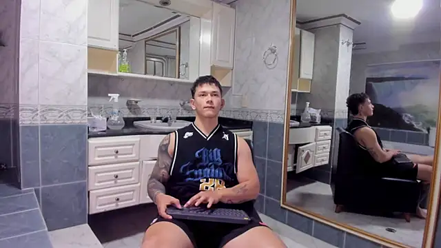 Snapshot of Thomas_moon chatting on September 18, 2025, 12:29 pm Thomas moon online show from September 18, 2025, 12:29 pm