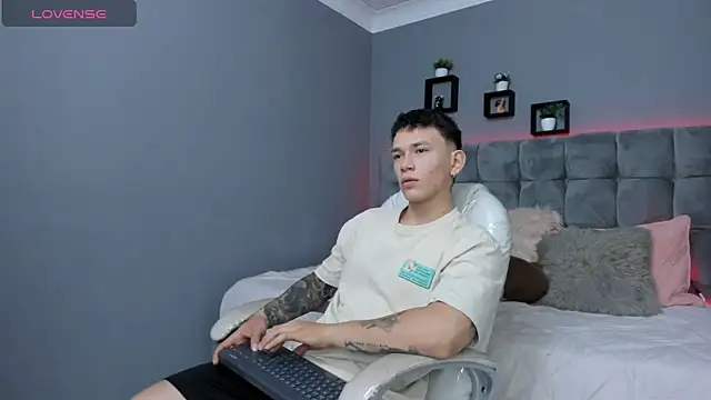 Snapshot of Thomas_moon chatting on September 20, 2025, 12:50 pm Thomas moon online show from September 20, 2025, 12:50 pm