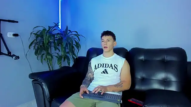 Snapshot of Thomas_moon chatting on September 29, 2025, 12:54 pm Thomas moon online show from September 29, 2025, 12:54 pm