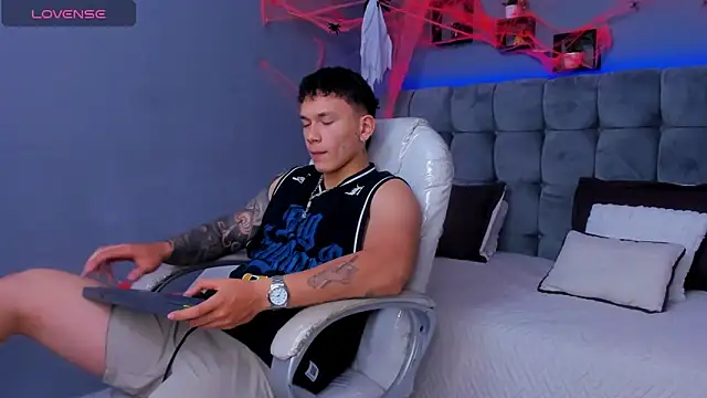 Snapshot of Thomas_moon chatting on October 13, 2025, 7:36 pm Thomas moon online show from October 13, 2025, 7:36 pm