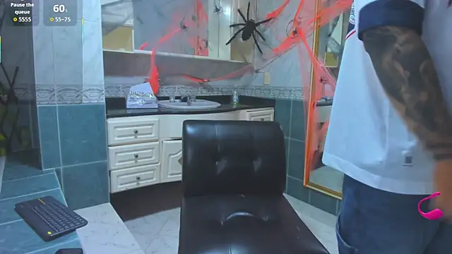 Snapshot of Thomas_moon chatting on October 14, 2025, 12:17 pm Thomas moon online show from October 14, 2025, 12:17 pm