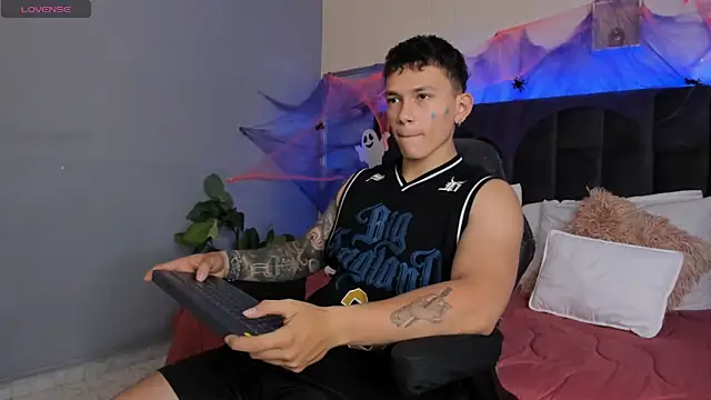 Snapshot of Thomas_moon chatting on October 16, 2025, 12:50 pm Thomas moon online show from October 16, 2025, 12:50 pm