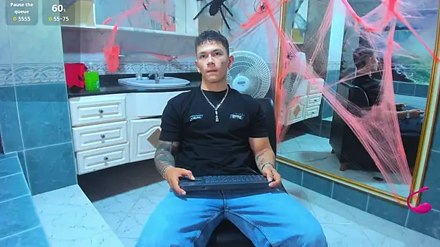 Snapshot of Thomas_moon chatting on October 17, 2025, 11:02 am Thomas moon online show from October 17, 2025, 11:02 am