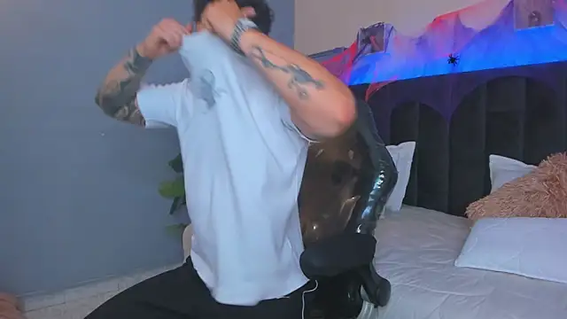 Snapshot of Thomas_moon chatting on October 18, 2025, 12:28 pm Thomas moon online show from October 18, 2025, 12:28 pm