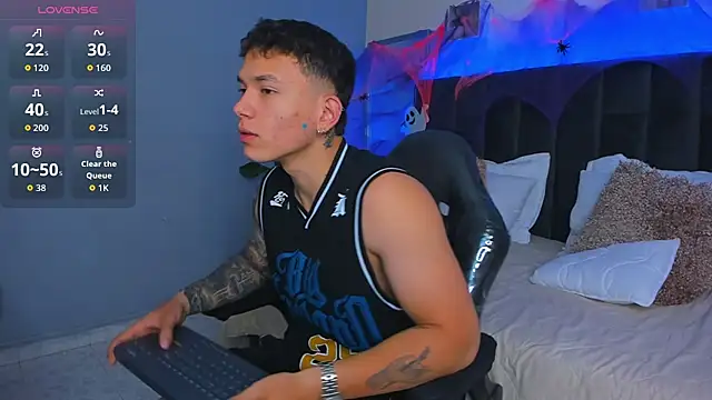 Snapshot of Thomas_moon chatting on October 21, 2025, 1:56 pm Thomas moon online show from October 21, 2025, 1:56 pm