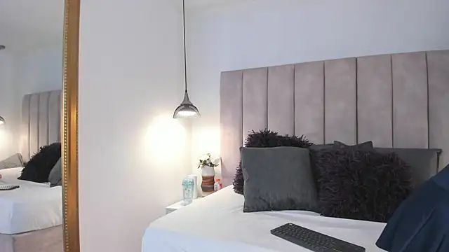 arianaa miller  online show from November 21, 2025, 7:45 pm