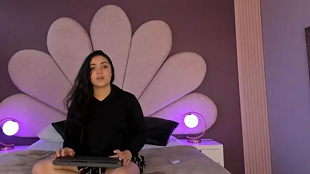 NickandAbby  online show from November 26, 2025, 11:33 am