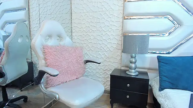 Snapshot of TatiLee chatting on October 18, 2025, 1:45 pm TatiLee online show from October 18, 2025, 1:45 pm