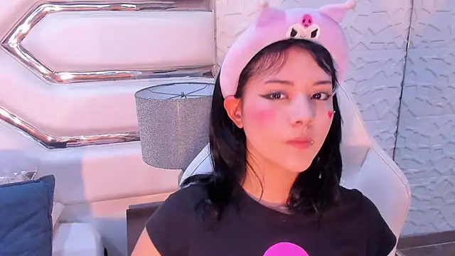 Snapshot of TatiLee chatting on November 7, 2025, 11:16 pm TatiLee online show from November 7, 2025, 11:16 pm