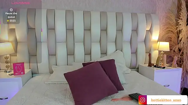 Viollet xoxo online show from February 4, 2026, 8:03 pm