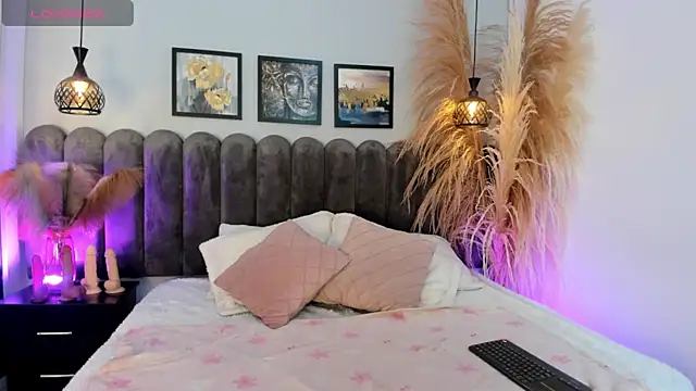 Viollet xoxo online show from February 18, 2026, 12:45 pm