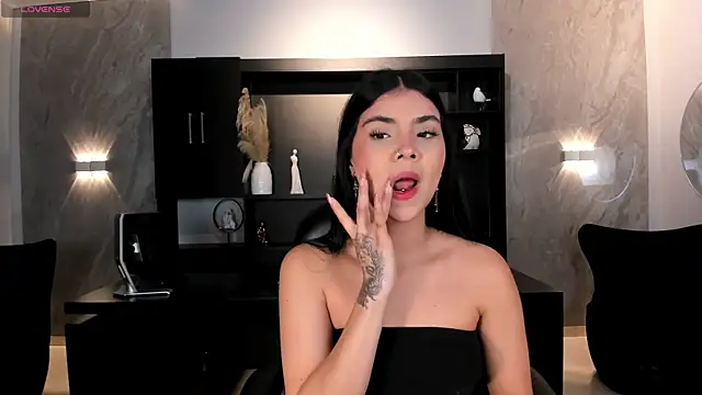 MiaLaurence online show from June 16, 2026, 7:38 pm