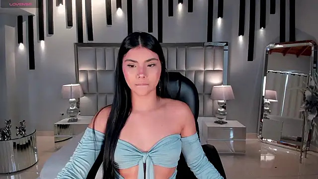 MiaLaurence online show from June 24, 2026, 7:02 pm