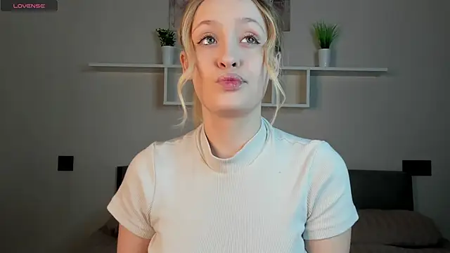 Julliakoill online show from November 4, 2025, 6:23 am