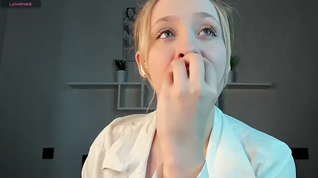 Julliakoill online show from November 5, 2025, 7:41 am