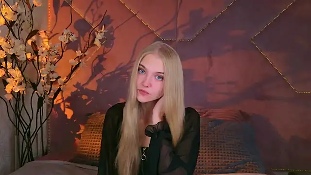 4example Chloe online show from October 1, 2025, 10:43 am