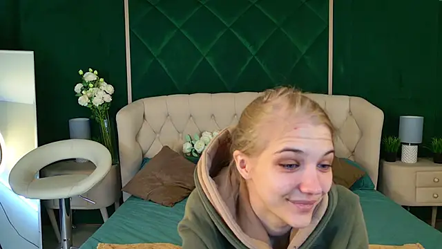 Snapshot of 4example_Chloe chatting on April 7, 2026, 5:30 am 4example Chloe online show from April 7, 2026, 5:30 am