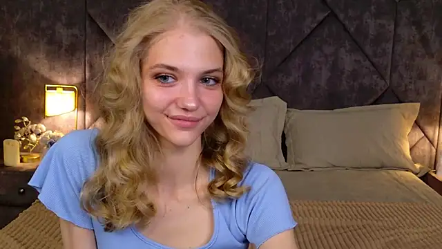 Snapshot of 4example_Chloe chatting on April 18, 2026, 5:44 am 4example Chloe online show from April 18, 2026, 5:44 am