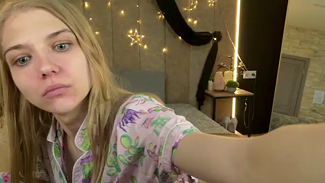 Snapshot of 4example_Chloe chatting on April 20, 2026, 5:21 am 4example Chloe online show from April 20, 2026, 5:21 am