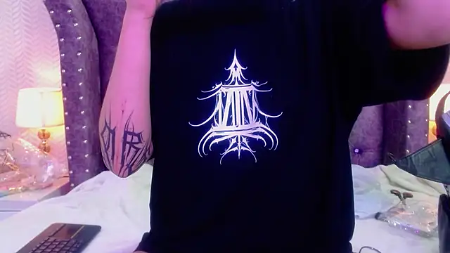 Snapshot of RavenLove_ chatting on November 4, 2025, 7:24 pm RavenLove online show from November 4, 2025, 7:24 pm