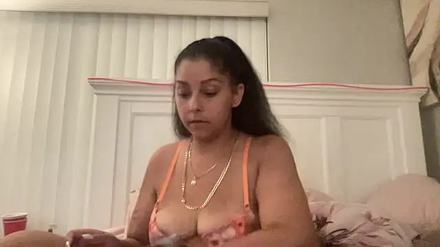 Snapshot of sweetnjuicyyy chatting on October 15, 2025, 5:18 am sweetnjuicyyy online show from October 15, 2025, 5:18 am