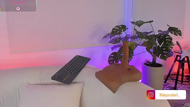 Cutie Riley online show from December 2, 2025, 4:51 am