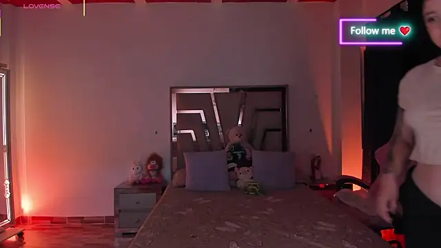 lunaarose online show from May 12, 2026, 3:03 am