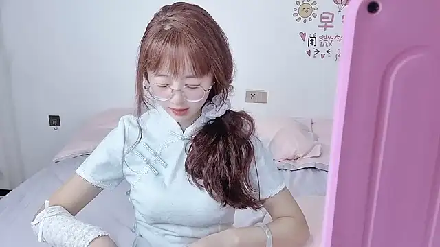 nini a online show from October 12, 2025, 2:10 am