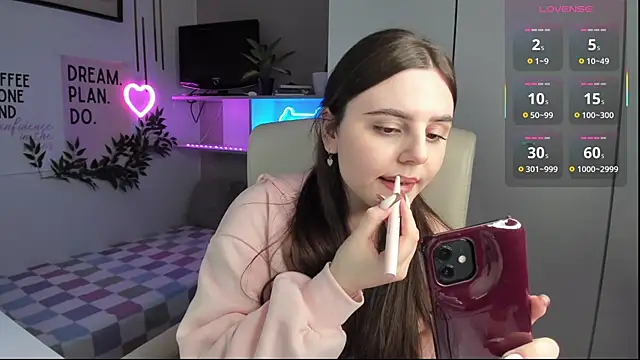 LiaWoow online show from September 29, 2025, 1:49 pm