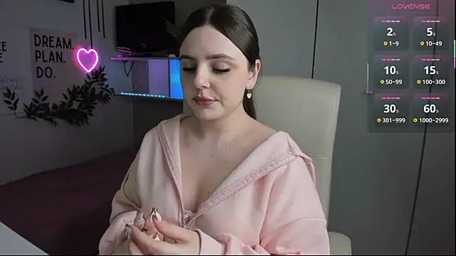 LiaWoow online show from October 4, 2025, 1:42 pm