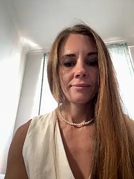 LucieMack online show from September 10, 2025, 9:09 am