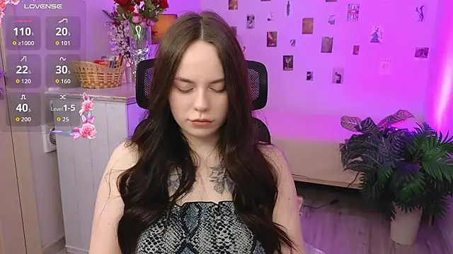 Alice Moondark online show from February 3, 2026, 7:19 pm