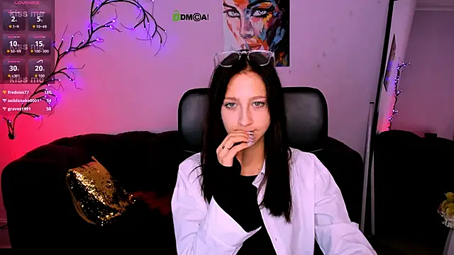 lau ra queen online show from December 15, 2025, 8:13 pm