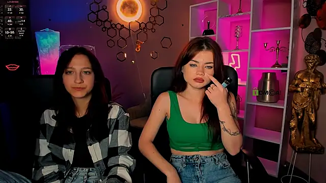 lau ra queen online show from December 17, 2025, 8:59 pm