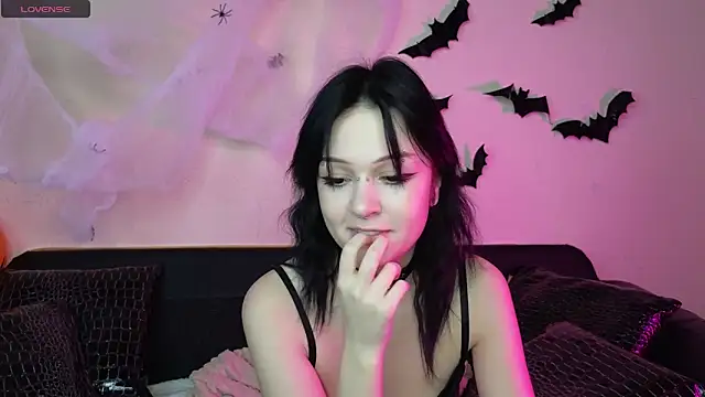 mimi purrs online show from October 28, 2025, 4:49 am